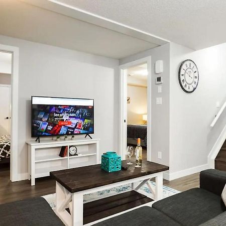 Modern Executive Suite I Complimentary Netflix & Parking! Едмънтън Екстериор снимка