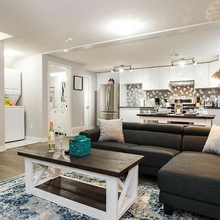 Modern Executive Suite I Complimentary Netflix & Parking! Едмънтън Екстериор снимка