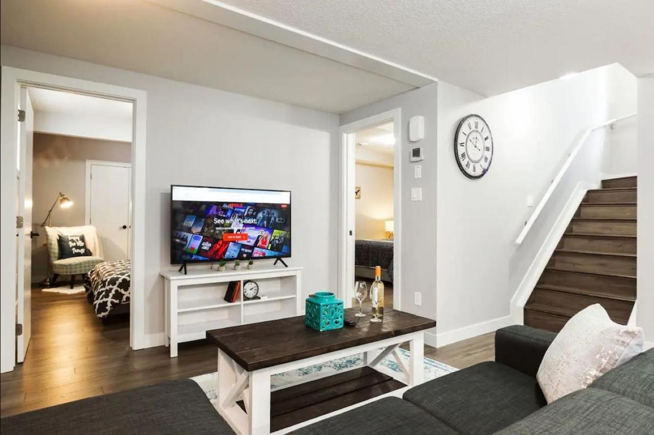 Modern Executive Suite I Complimentary Netflix & Parking! Едмънтън Екстериор снимка
