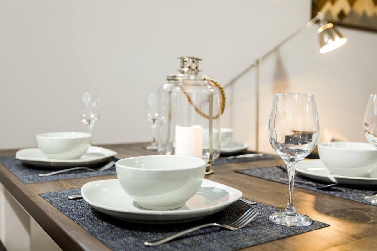 Modern Executive Suite I Complimentary Netflix & Parking! Едмънтън Екстериор снимка