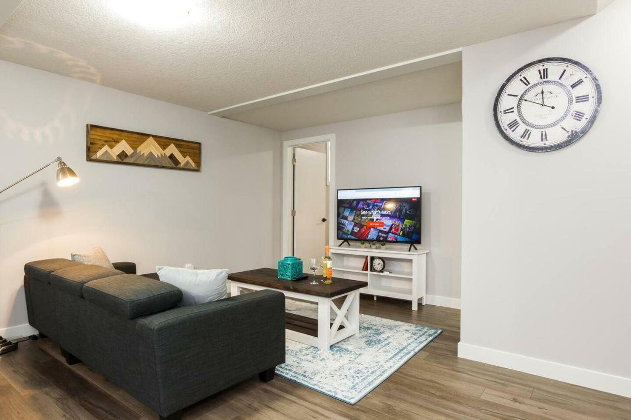 Modern Executive Suite I Complimentary Netflix & Parking! Едмънтън Екстериор снимка