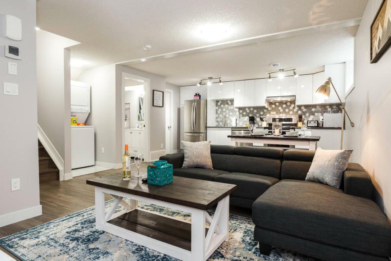 Modern Executive Suite I Complimentary Netflix & Parking! Едмънтън Екстериор снимка