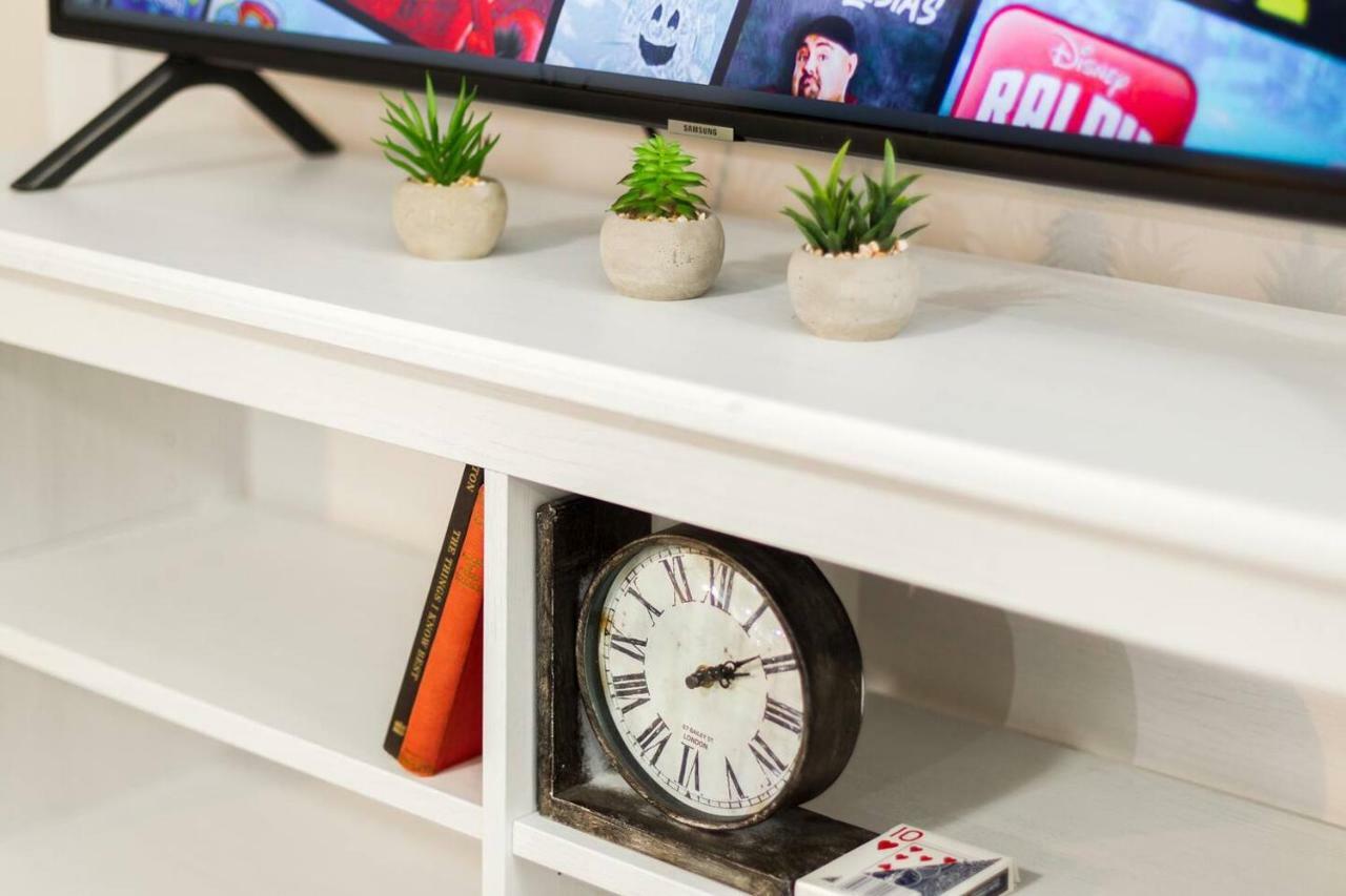 Modern Executive Suite I Complimentary Netflix & Parking! Едмънтън Екстериор снимка