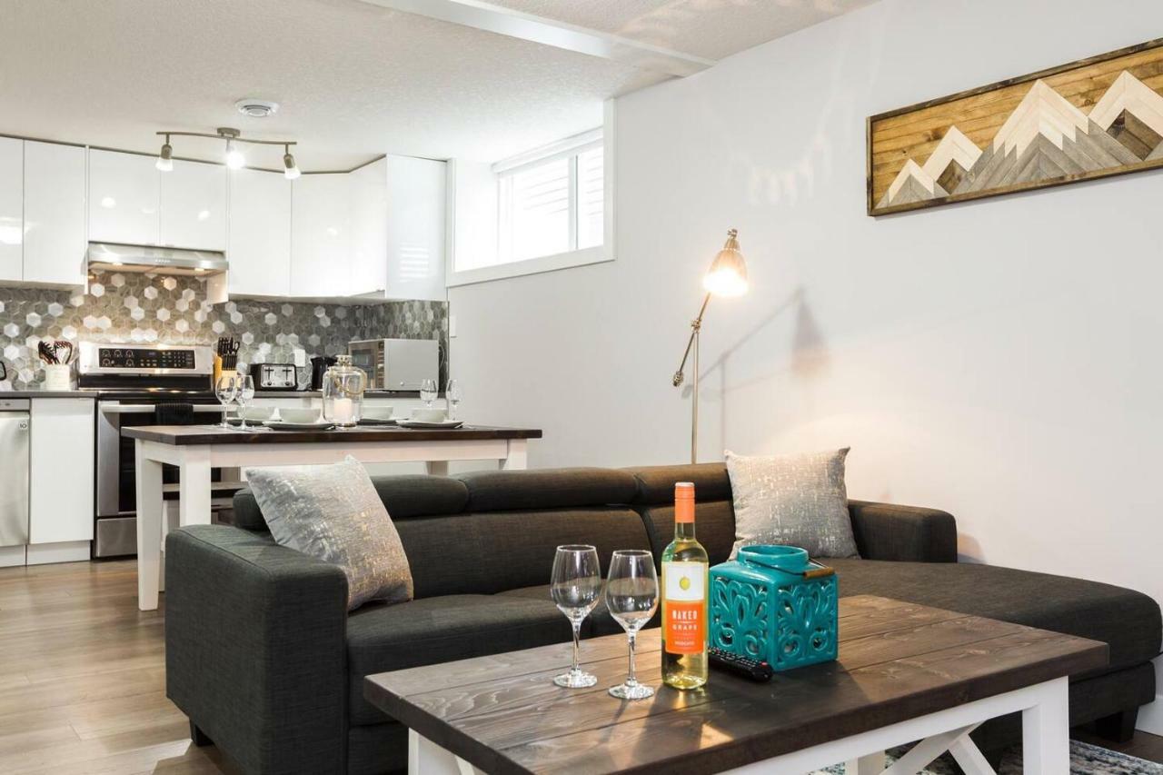 Modern Executive Suite I Complimentary Netflix & Parking! Едмънтън Екстериор снимка