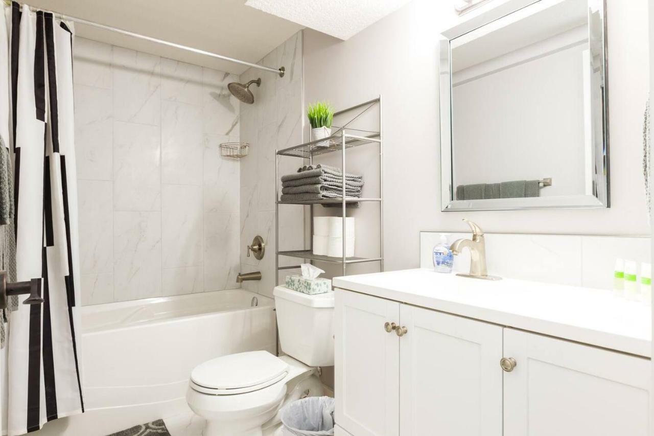 Modern Executive Suite I Complimentary Netflix & Parking! Едмънтън Екстериор снимка