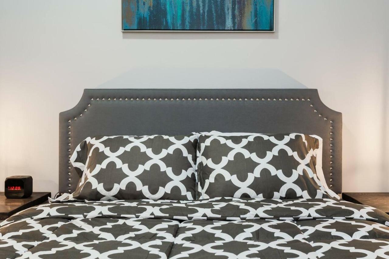 Modern Executive Suite I Complimentary Netflix & Parking! Едмънтън Екстериор снимка