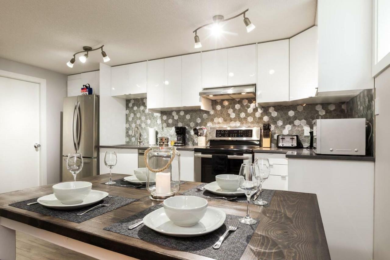 Modern Executive Suite I Complimentary Netflix & Parking! Едмънтън Екстериор снимка