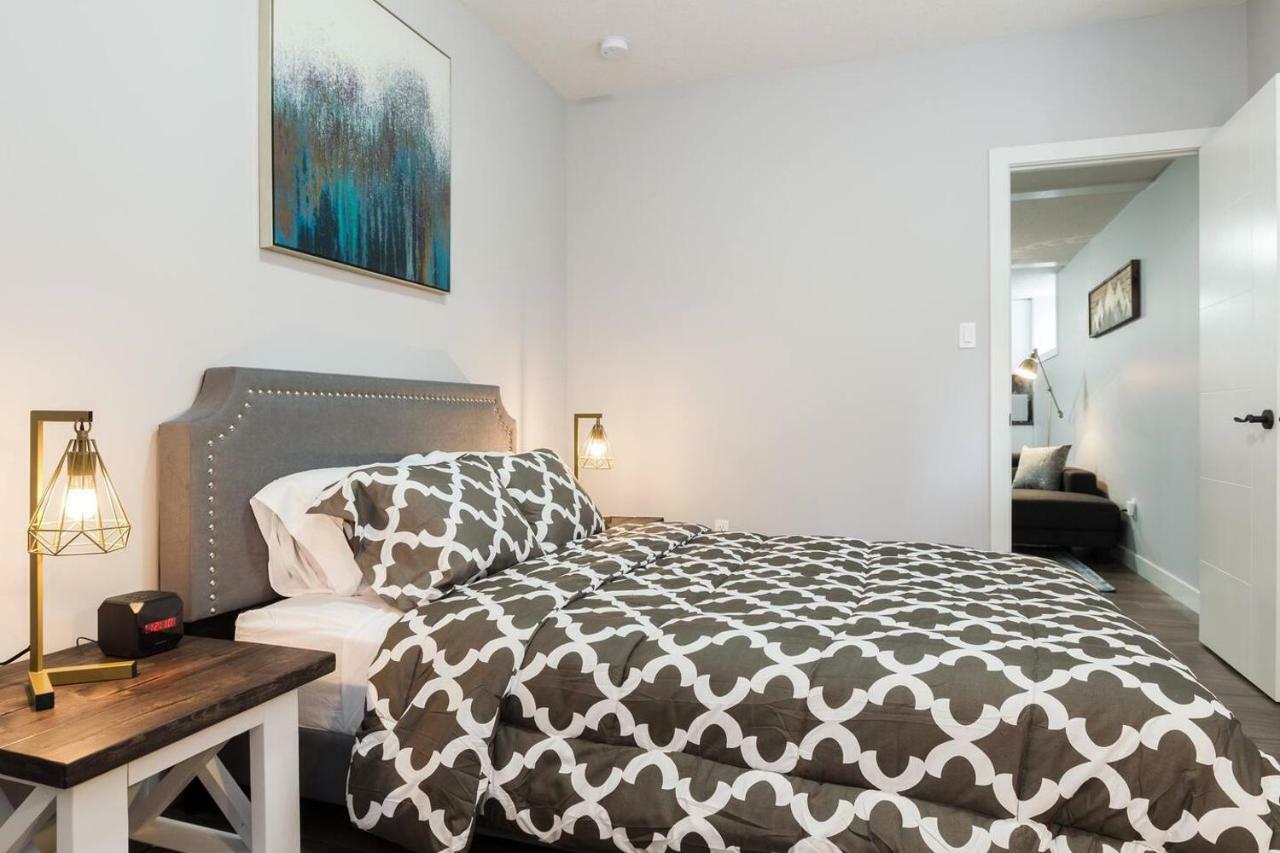 Modern Executive Suite I Complimentary Netflix & Parking! Едмънтън Екстериор снимка