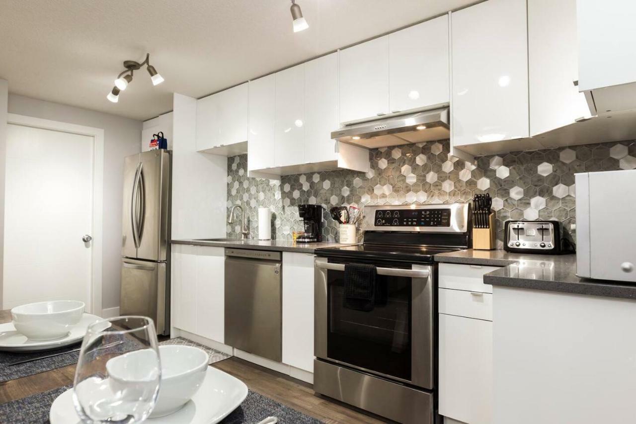Modern Executive Suite I Complimentary Netflix & Parking! Едмънтън Екстериор снимка
