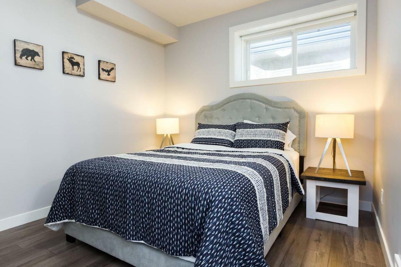 Modern Executive Suite I Complimentary Netflix & Parking! Едмънтън Екстериор снимка