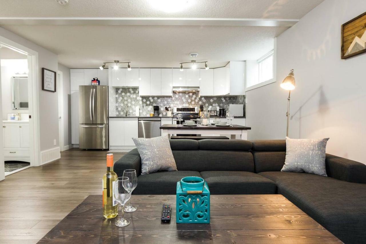 Modern Executive Suite I Complimentary Netflix & Parking! Едмънтън Екстериор снимка