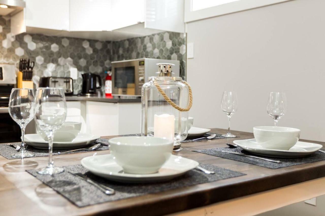 Modern Executive Suite I Complimentary Netflix & Parking! Едмънтън Екстериор снимка