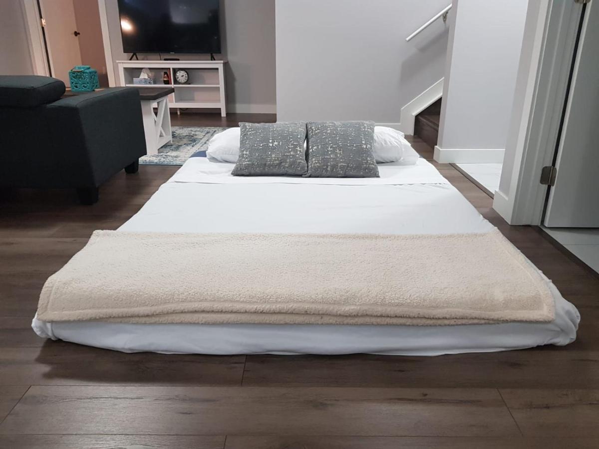 Modern Executive Suite I Complimentary Netflix & Parking! Едмънтън Екстериор снимка